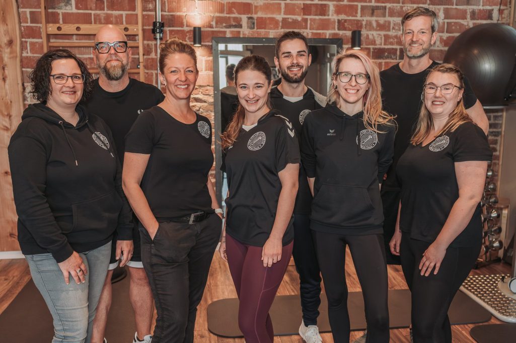 Die Physio Schmiede-Team Das gesamte Team der Physio Schmiede im Geräteraum.