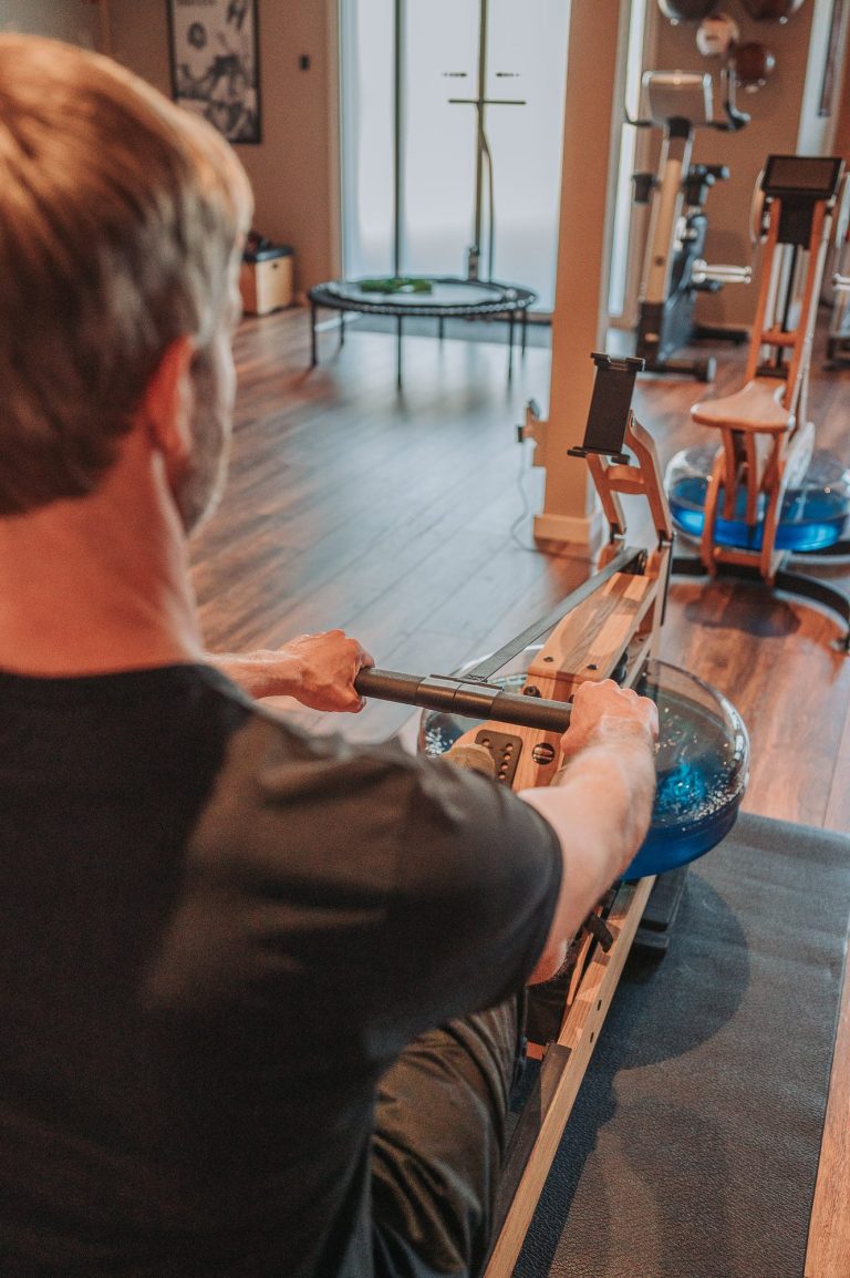 Die Physio Schmiede-Trainingsraum Patient trainiert auf Rudergerät Patient trainiert auf einem Wasserrudergerät (Krankengymnastik am Gerät) im Trainingsraum der Physiotherapiepraxis.